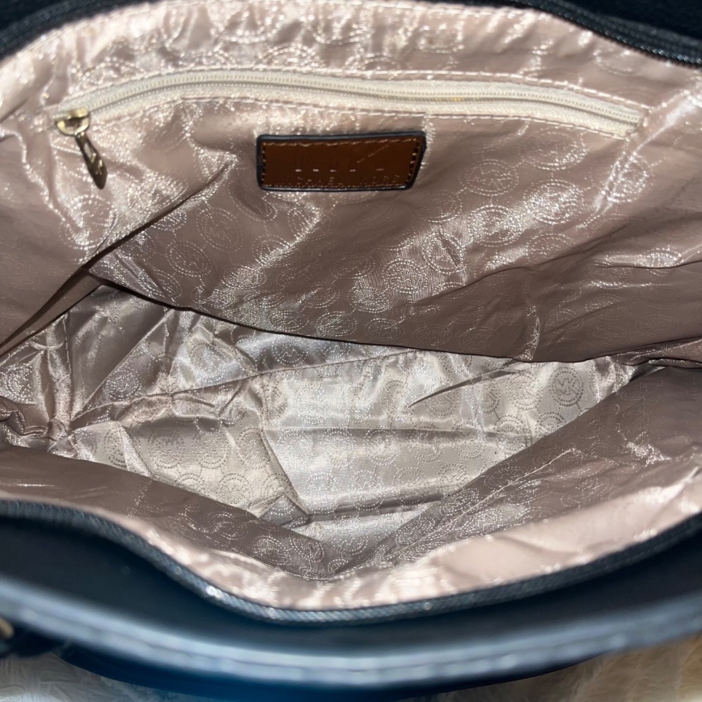 Michael Kors Jet Set Tote - Picture 6 of 12